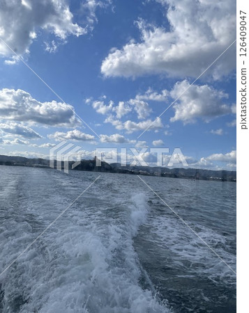 beautiful sea and wake 126409047