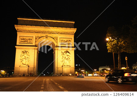 凱旋門在晚上，巴黎，法國 126409614