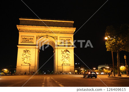 凱旋門在晚上,巴黎,法國 凱旋門在晚上,巴黎,法國 126409615