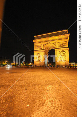 Arc de Triomphe at night, Paris, France Arc de Triomphe at night, Paris, France 126409618