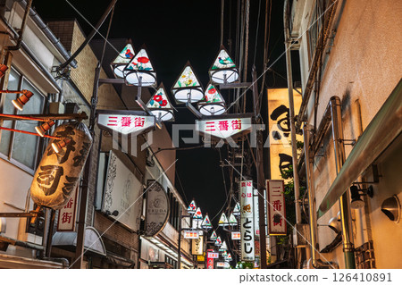 中野北口第三大街的夜晚 126410891