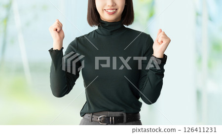 一名年輕女子/女商人正在做握拳動作 126411231