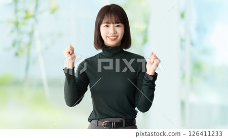 一名年輕女子/女商人正在做握拳動作 126411233