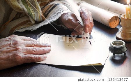 Male hand witn big quill 126413477