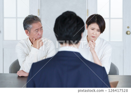 銷售員與親子顧客開會 126417528