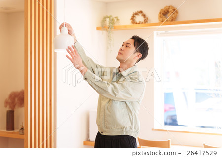 承包商安裝燈泡 126417529