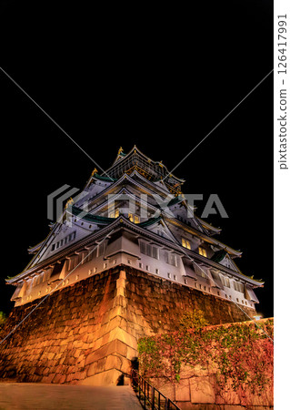 大阪城塔在漆黑的天空中閃閃發光 大阪城塔在漆黑的天空中閃閃發光 126417991