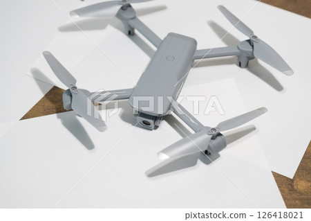 桌子上的無人機（庫存照片） 126418021