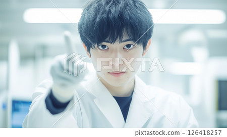 日本科學家在實驗室給予指導 126418257