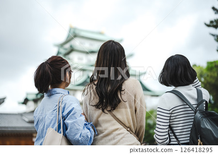 旅行的女人的肖像 126418295