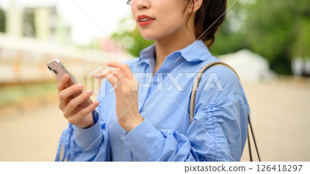 操作智能手機的女人 操作智能手機的女人 126418297