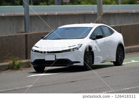 白色國產混合動力車 126418311