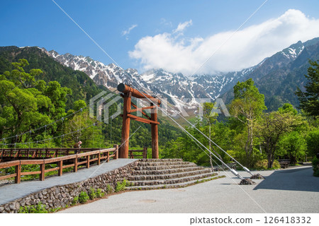 《上高地的絕景》河童橋週邊綠意盎然 126418332