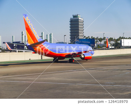 西南航空波音 737 從洛杉磯機場起飛 126418970