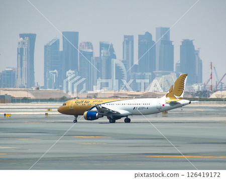 一架海灣航空 A320 客機準備從多哈機場起飛 126419172