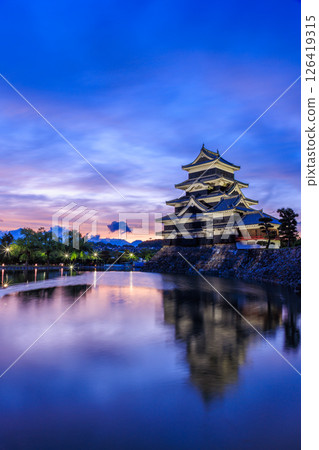 長野縣松本市，黃昏時分的松本城燈光秀 126419315