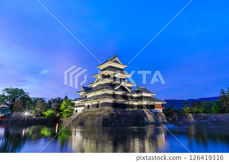 長野縣松本市，黃昏時分的松本城燈光秀 126419316