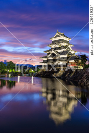長野縣松本市，黃昏時分的松本城燈光秀 126419324