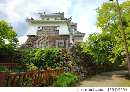 Echizen Ono Castle Honmaru castle tower (next to Ofuku Pond) on the summit of Mt. Kameyama Echizen Ono Castle Honmaru castle tower (next to Ofuku Pond) on the summit of Mt. Kameyama 126419394