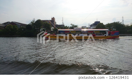 水上巴士擦肩而過 水上巴士擦肩而過 126419431