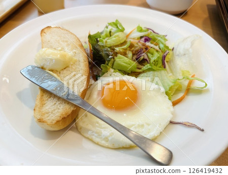 早餐盤，包括煎蛋和烤麵包 126419432