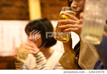 一個在酒吧喝酒的女人 126419570