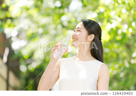 一個女人用一瓶水 126420403