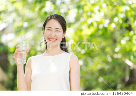 一個女人用一瓶水 126420404