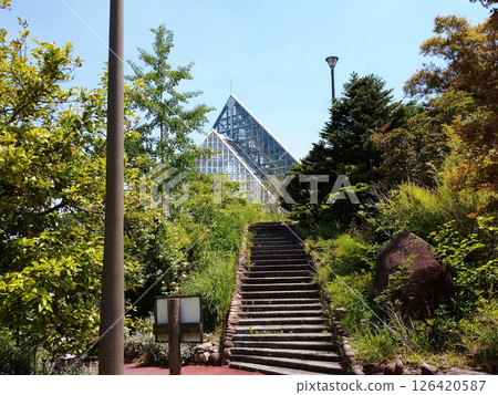 藍天下的溫室金字塔 126420587