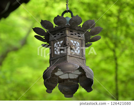 Hanging lanterns of an old temple 126421080