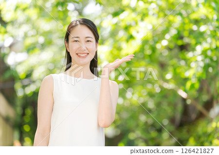 一個年輕的女人帶著微笑 126421827