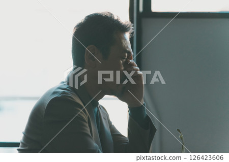 視疲勞 視覺疲勞 商務人士 126423606