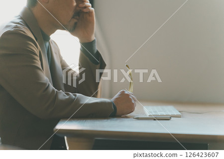 視疲勞 視覺疲勞 商務人士 126423607