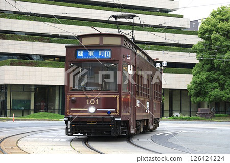 [熊本市電] 8800系列～復古風列車101號～（本線：辛島町電車站） 126424224