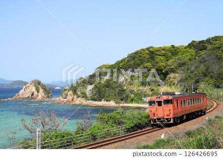 Tarako 在鈷藍色和新鮮綠色的包圍下順利奔跑 Tarako 在鈷藍色和新鮮綠色的包圍下順利奔跑 126426695