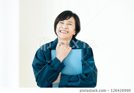 工作服的高級婦女 126426990