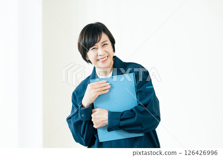 工作服的高級婦女 126426996