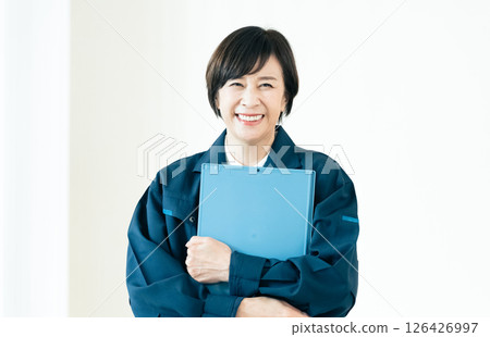 工作服的高級婦女 126426997