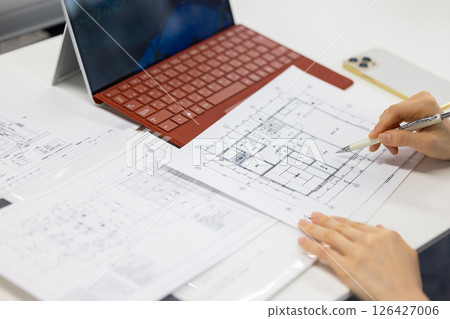 建築師檢查建築圖紙 建築師檢查建築圖紙 126427006