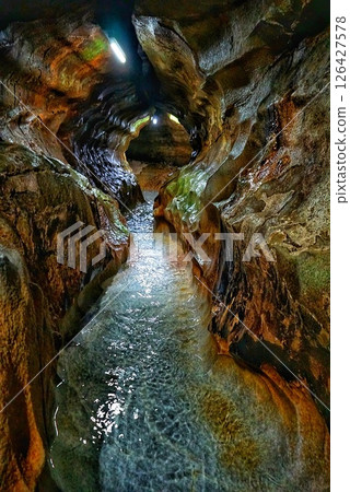 神秘的石灰岩洞穴 神秘的石灰岩洞穴 126427578