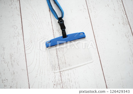 可戴在脖子上的藍色銘牌 126429343