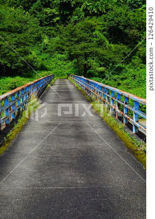 I was walking along the riverbed where the Uono River flows, and I was walking across a large bridge. I was walking along the riverbed where the Uono River flows, and I was walking across a large bridge. 126429410