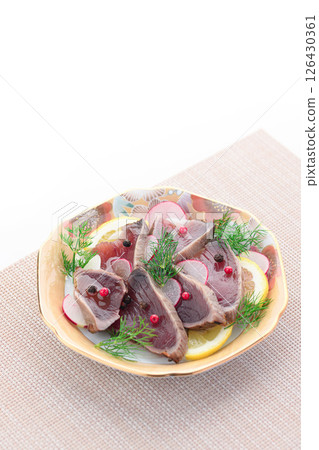 ito魚烤的生牛肉片 126430361