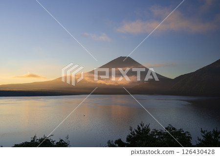從本棲湖看到的日出雲海和倒置的富士山 126430428