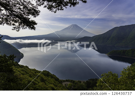從本棲湖畔俯瞰富士山和倒富士山 126430737