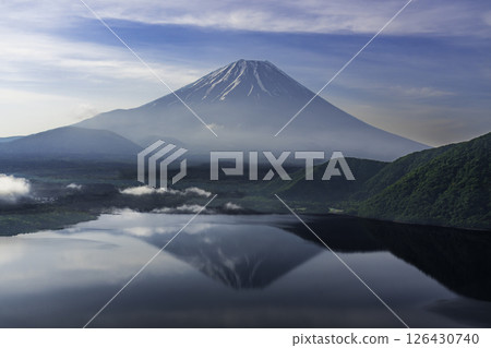 從本棲湖畔俯瞰富士山和倒富士山 126430740