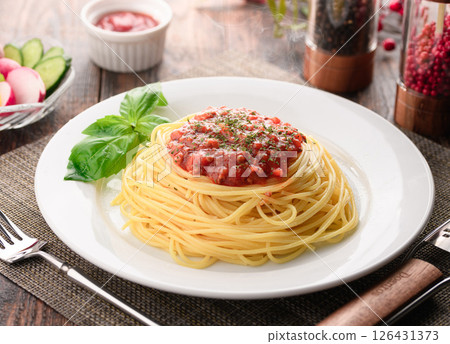 一盤熱騰騰的番茄醬義麵和滋滋作響的羅勒（肉醬義麵） 126431373