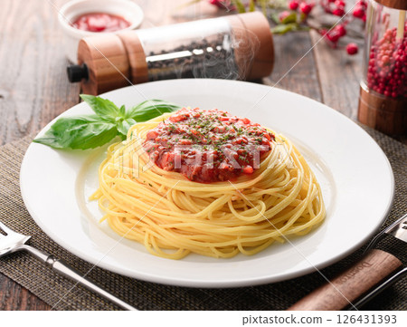 A dish of steaming tomato sauce pasta and sizzling basil (meat sauce pasta) 126431393