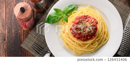 一盤熱騰騰的番茄醬義麵和滋滋作響的羅勒（肉醬義麵） 126431406