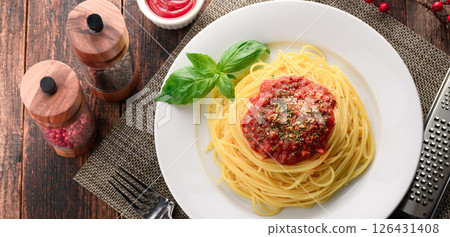 一盤熱騰騰的番茄醬義麵和滋滋作響的羅勒（肉醬義麵） 126431408
